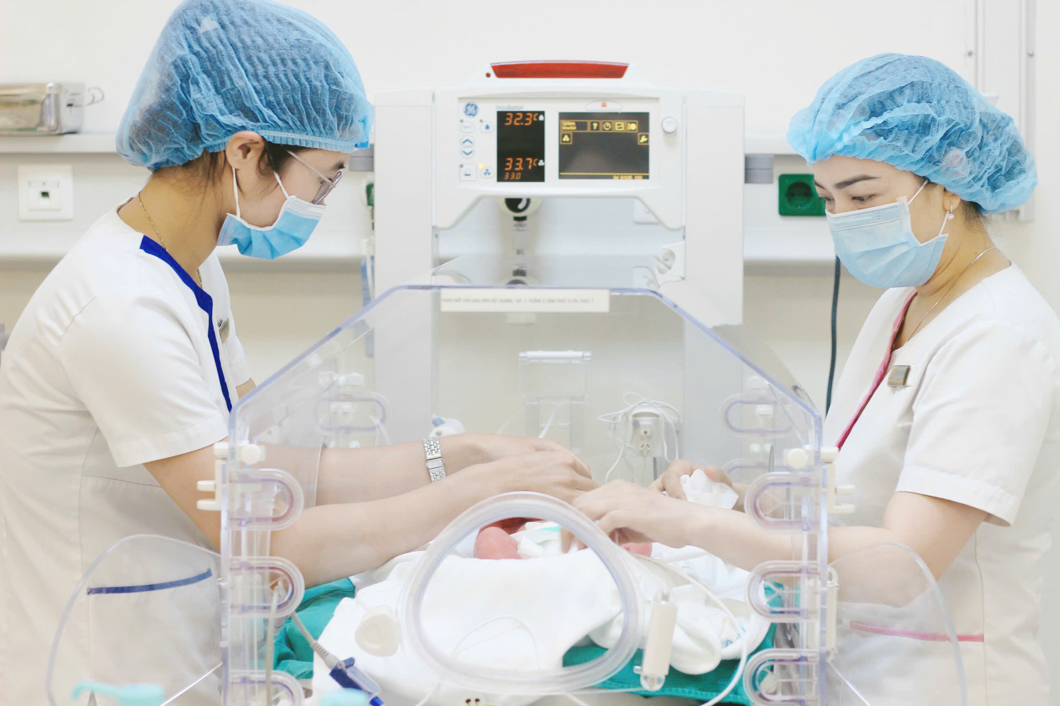 Bé trai được chăm sóc, theo dõi trong lồng ấp áp lực dương