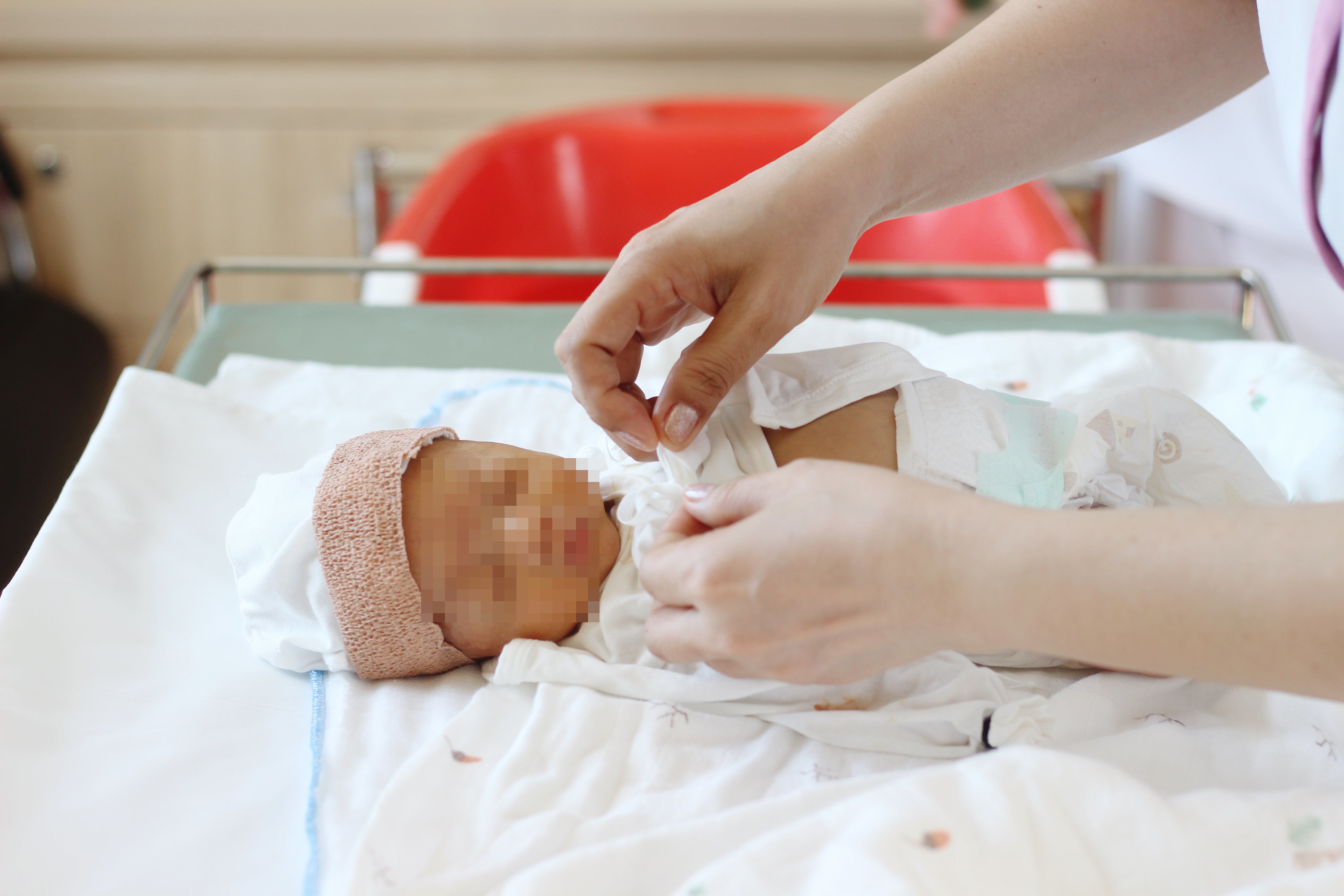 Bé trai sinh non trong ngày xuất viện