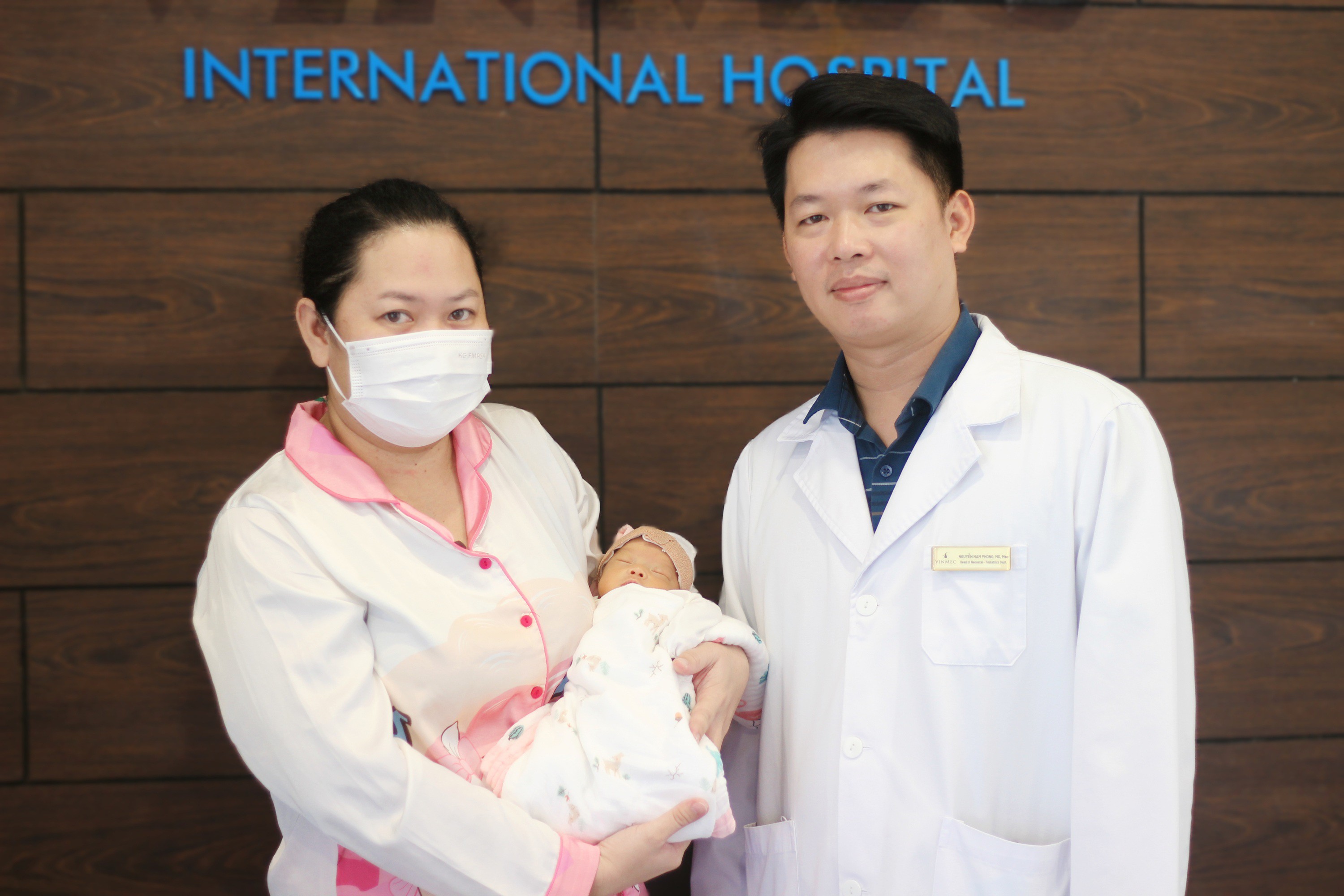 Hai mẹ con bé trai sinh non chụp ảnh cùng bác sĩ Nguyễn Nam Phong