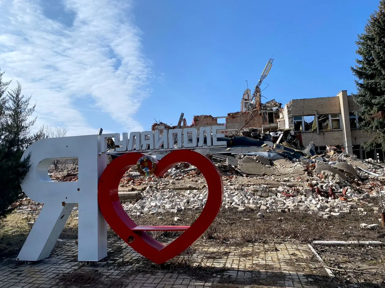 Một tòa nhà bị hư hại ở thành phố Huliaipole, phía đông nam Ukraine. Ảnh: Kyiv Independent.