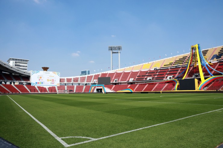 Ít ngày trước, Rajamangala tổ chức một sự kiện giải trí nên giới chuyên môn ở Thái Lan lo ngại mặt cỏ bị hư và không kịp hồi phục để tổ chức các trận bóng đá nam từ vòng bảng. Theo ghi nhận của phóng viên chiều 2/12, mặt cỏ sân Rajamangala được chăm sóc rất đẹp và sẵn sàng cho màn trình diễn của U22 Thái Lan, U22 Việt Nam,…