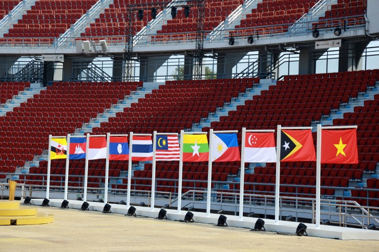 Cờ của 11 quốc gia tham dự SEA Games được dựng lên ở trong khuôn viên sân Rajamangala. 