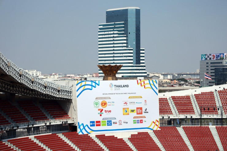 Nhà tổ chức đang cố gắng hoàn thiện khâu chuẩn bị cuối cùng ở Rajamangala, trước khi các trận đấu bóng đá nam chính thức khởi tranh tại đây từ 16h chiều ngày 3/12.