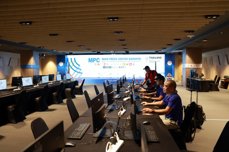 Bàn làm việc và khu vực căn tin sẵn sàng phục vụ hàng trăm phóng viên các nước đến tác nghiệp SEA Games 33. 