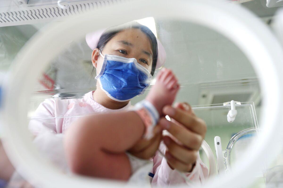 Quốc gia lớn ở châu Á áp thuế bao cao su để tăng tỷ lệ sinh - 1