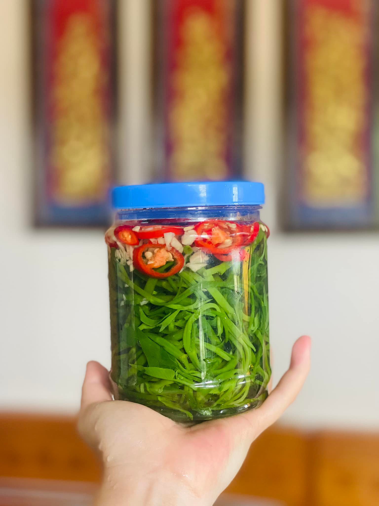 Vắt rau kiệt nước rồi cho vào lọ, đổ nước ngâm vào rồi thêm tỏi ớt băm, đậy kín nắp. Khi rau ngả vàng thì cho vào tủ lạnh, sau 1 ngày là dùng được.