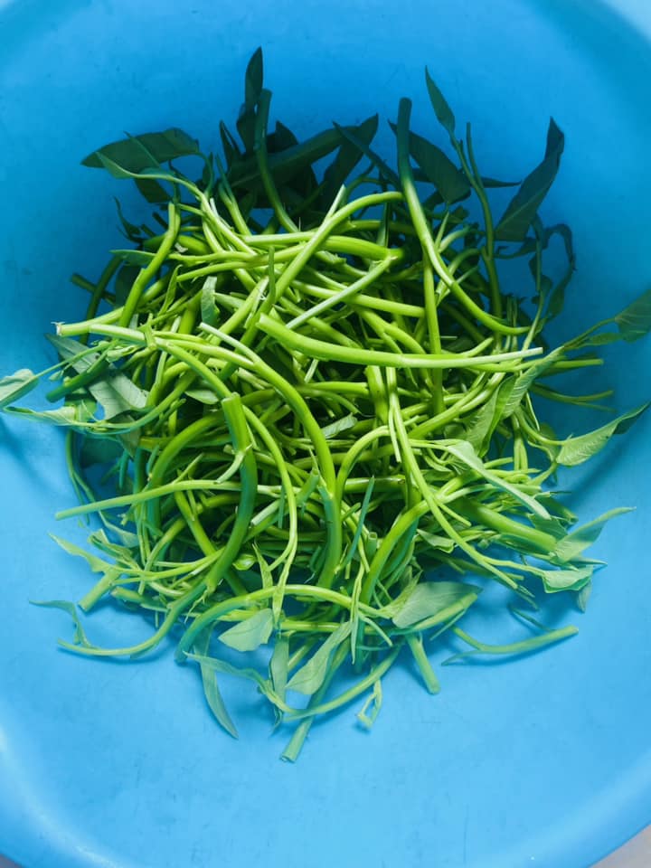 Rau muống nhặt sạch lá, để lại cọng và ngọn. Rửa thật sạch.