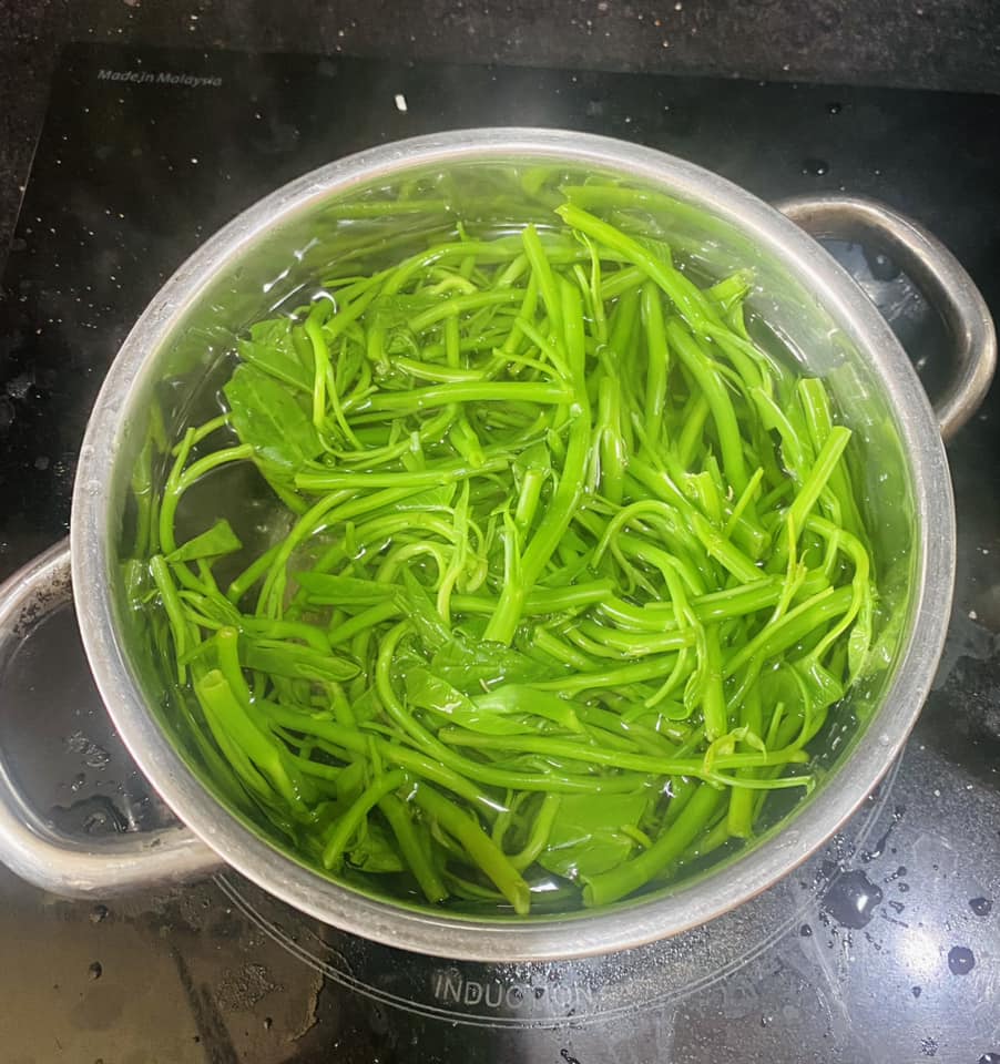 Luộc trong lửa lớn khoảng 2 phút.