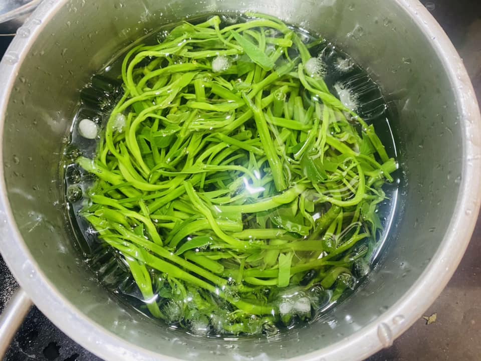 Ngâm rau vừa luộc vào chậu nước đá. Sau đó vớt ra để ráo.