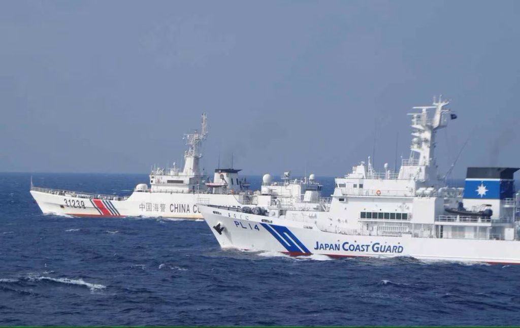 Tàu tuần duyên Trung Quốc và tàu tuần duyên Nhật Bản di chuyển song song trên biển năm 2024. Ảnh: Japan Coast Guard