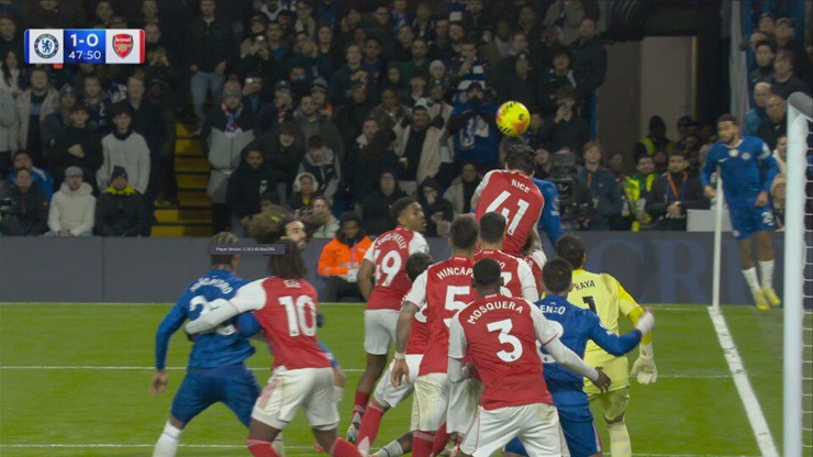 Fernandez ở thế việt vị khi Chalobah chạm bóng