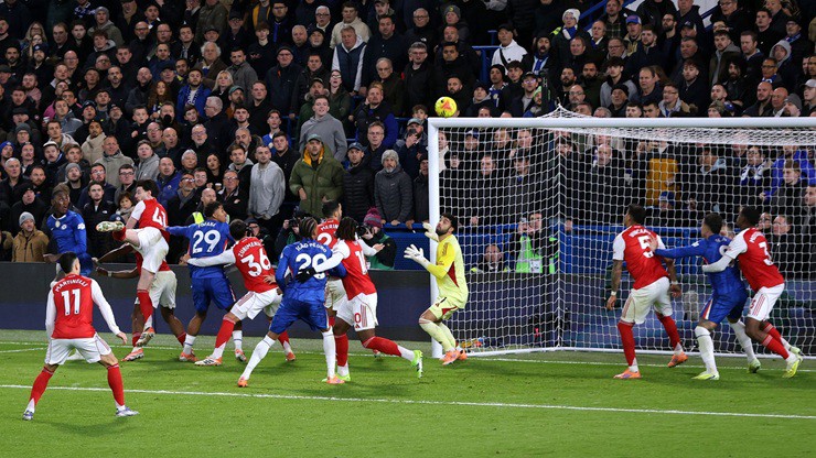 Fernandez ảnh hưởng lớn đến khả năng phá bóng của Mosquera trên vạch vôi