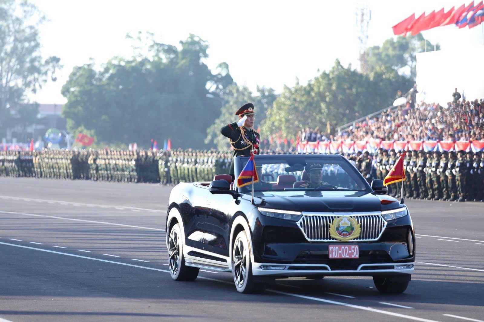 Chiếc xe tiêu binh dẫn đầu đoàn các lực lượng vũ trang tại lễ diễu binh, diễu hành kỷ niệm 50 năm Quốc khánh nước CHDCND Lào chính là mẫu xe VF 9 của hãng xe điện Việt Nam VinFast. Ảnh: Sonemanyla Vilaiphone.