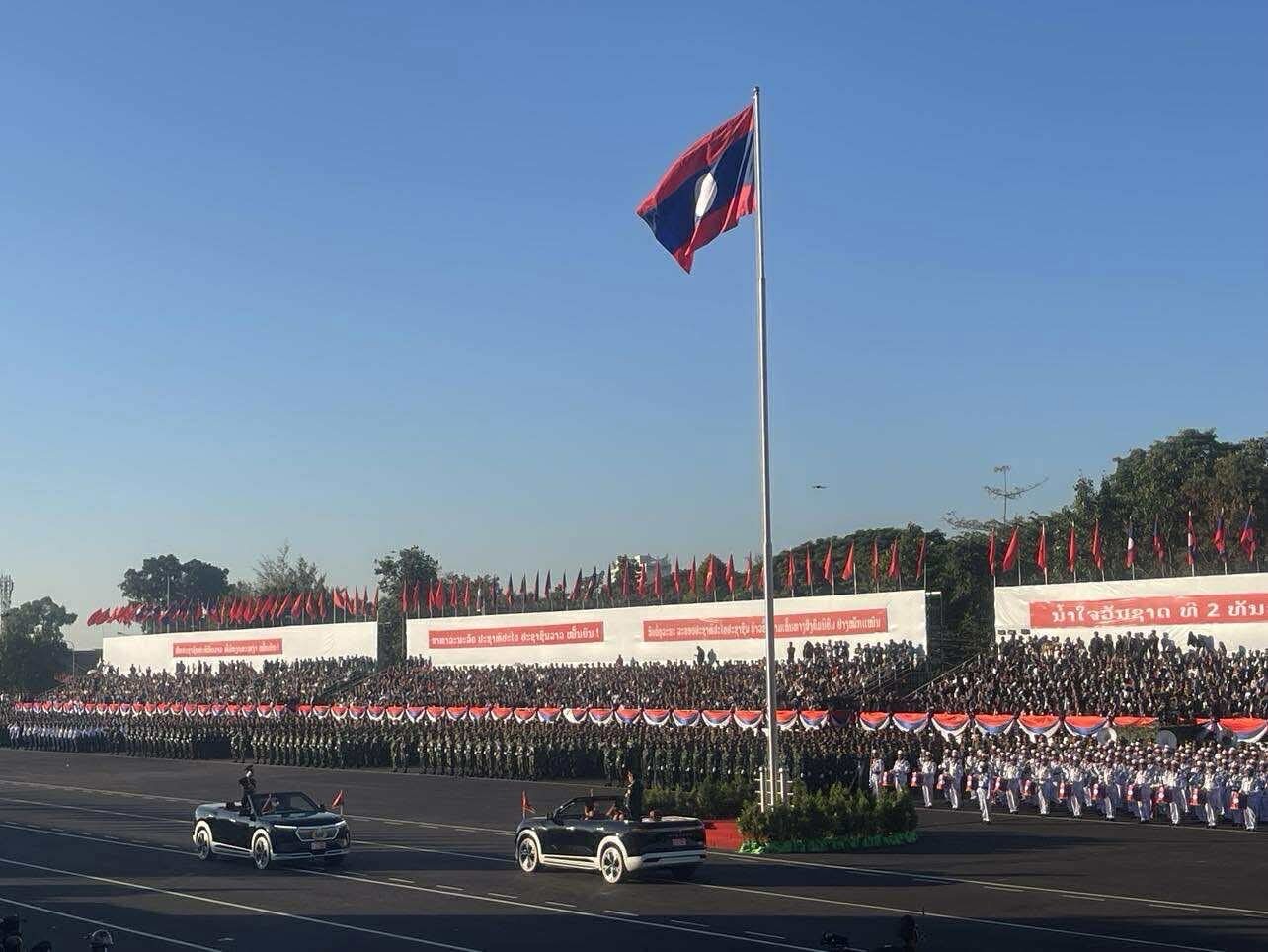 Những chiếc xe điện Việt tại Lễ kỷ niệm 50 năm Quốc khánh CHDCND Lào.