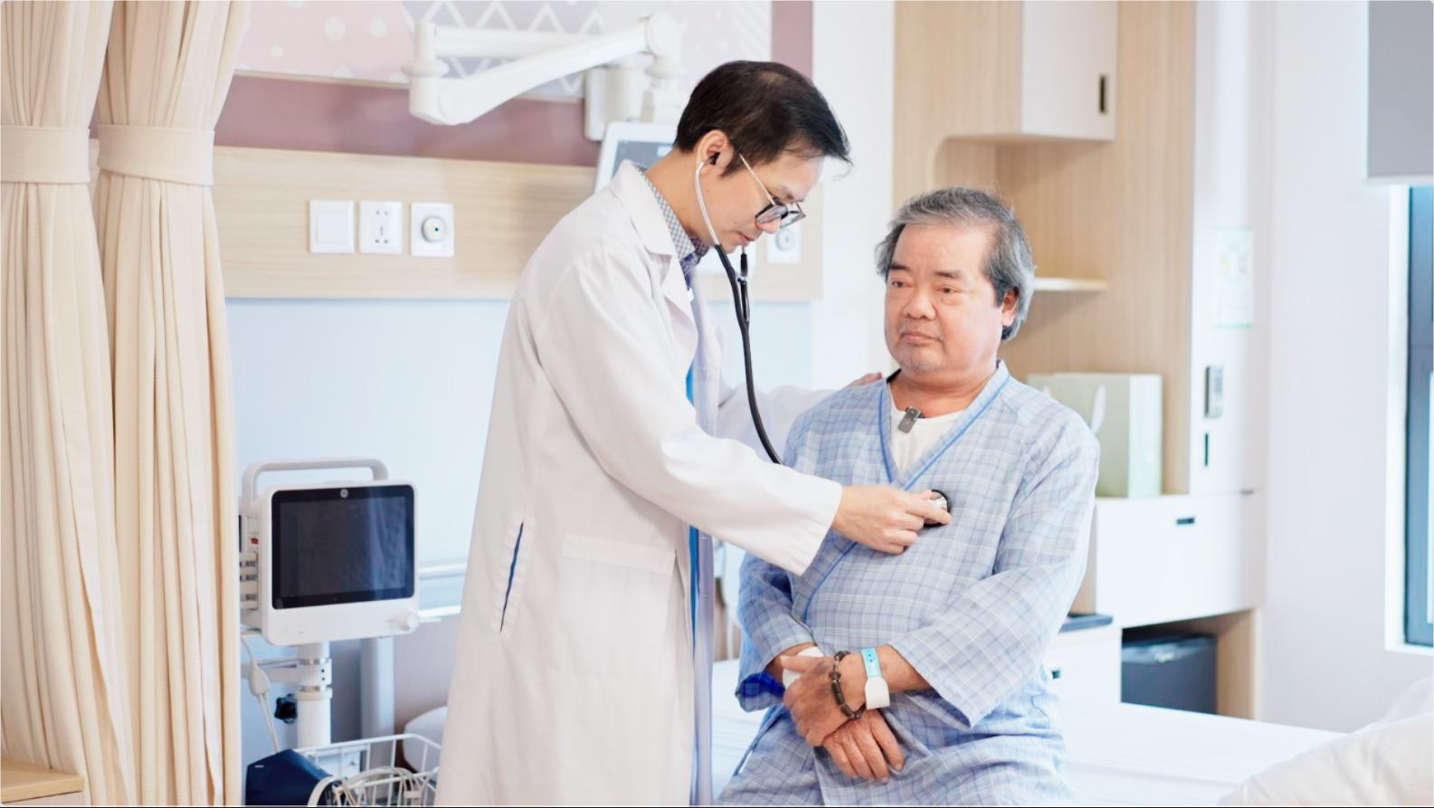 Ông N được thăm khám sức khỏe kỹ càng trước khi can thiệp