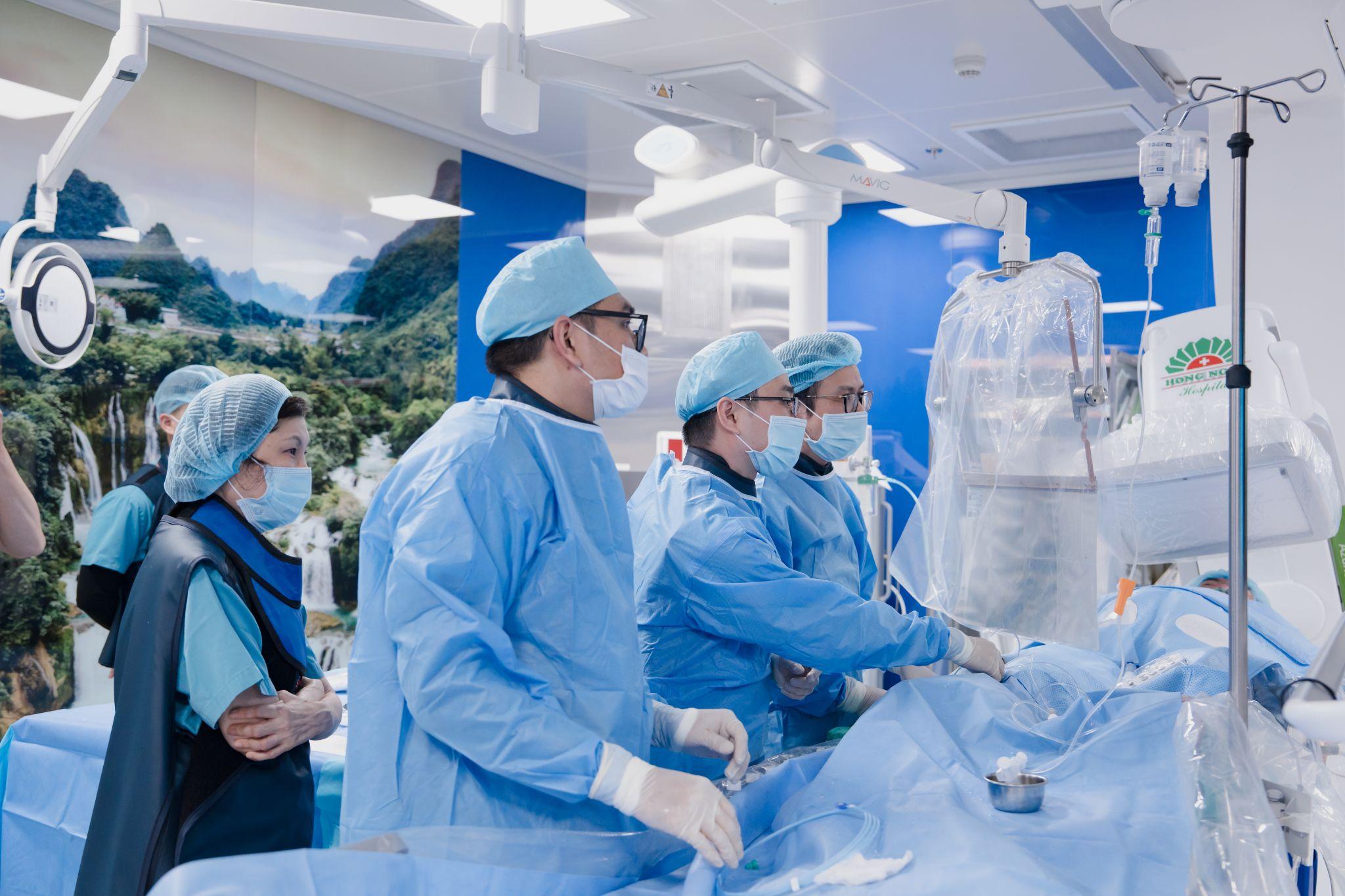 Ê kíp tim mạch can thiệp BVĐK Hồng Ngọc tiến hành đặt stent cho ông N