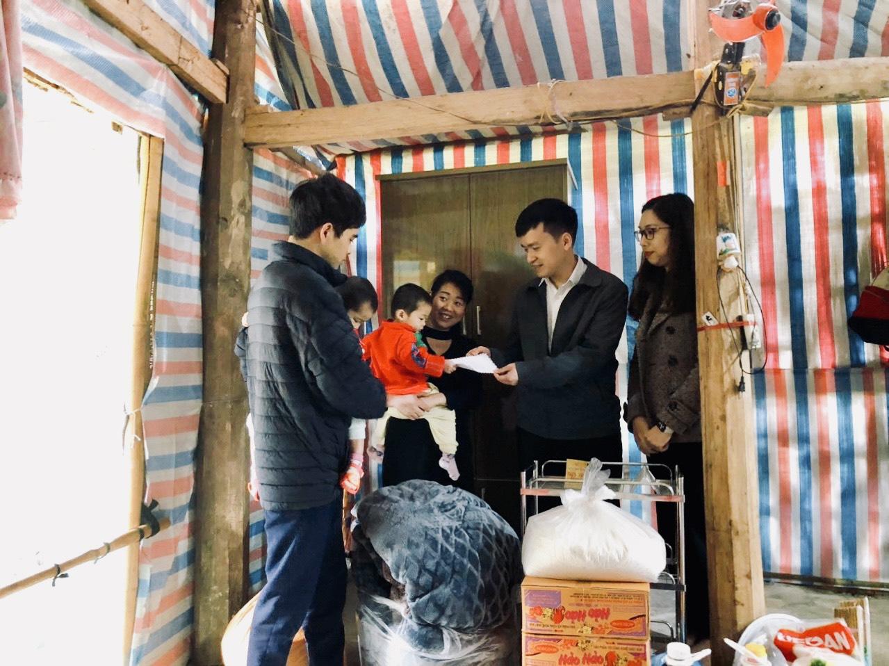 Ban lãnh đạo Pistachio Hotel Sapa trao quà Tết cho nhân viên có hoàn cảnh khó khăn