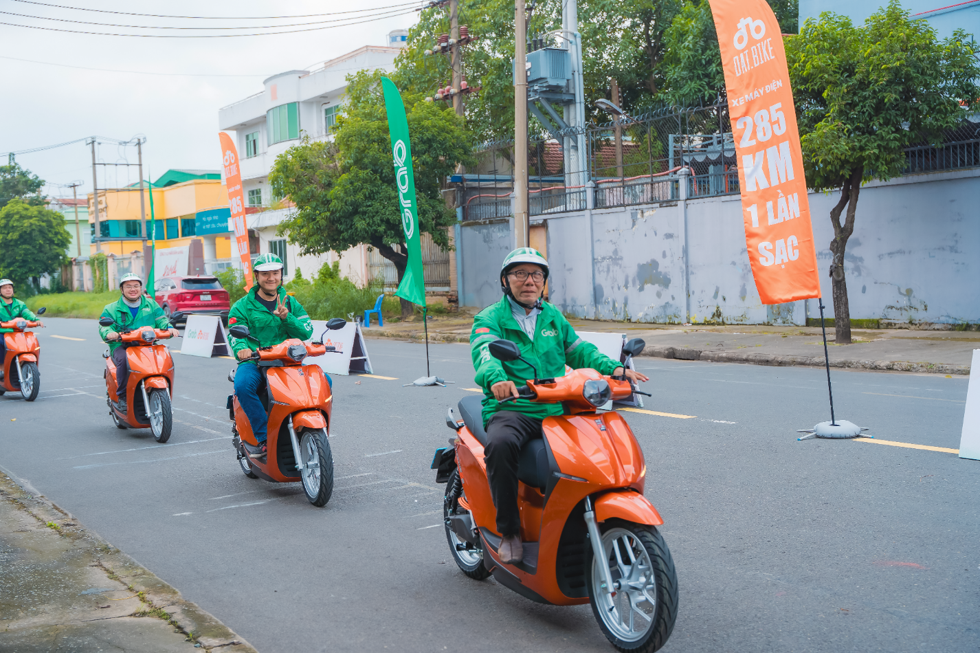 Đối tác tài xế Grab trải nghiệm xe máy điện Dat Bike