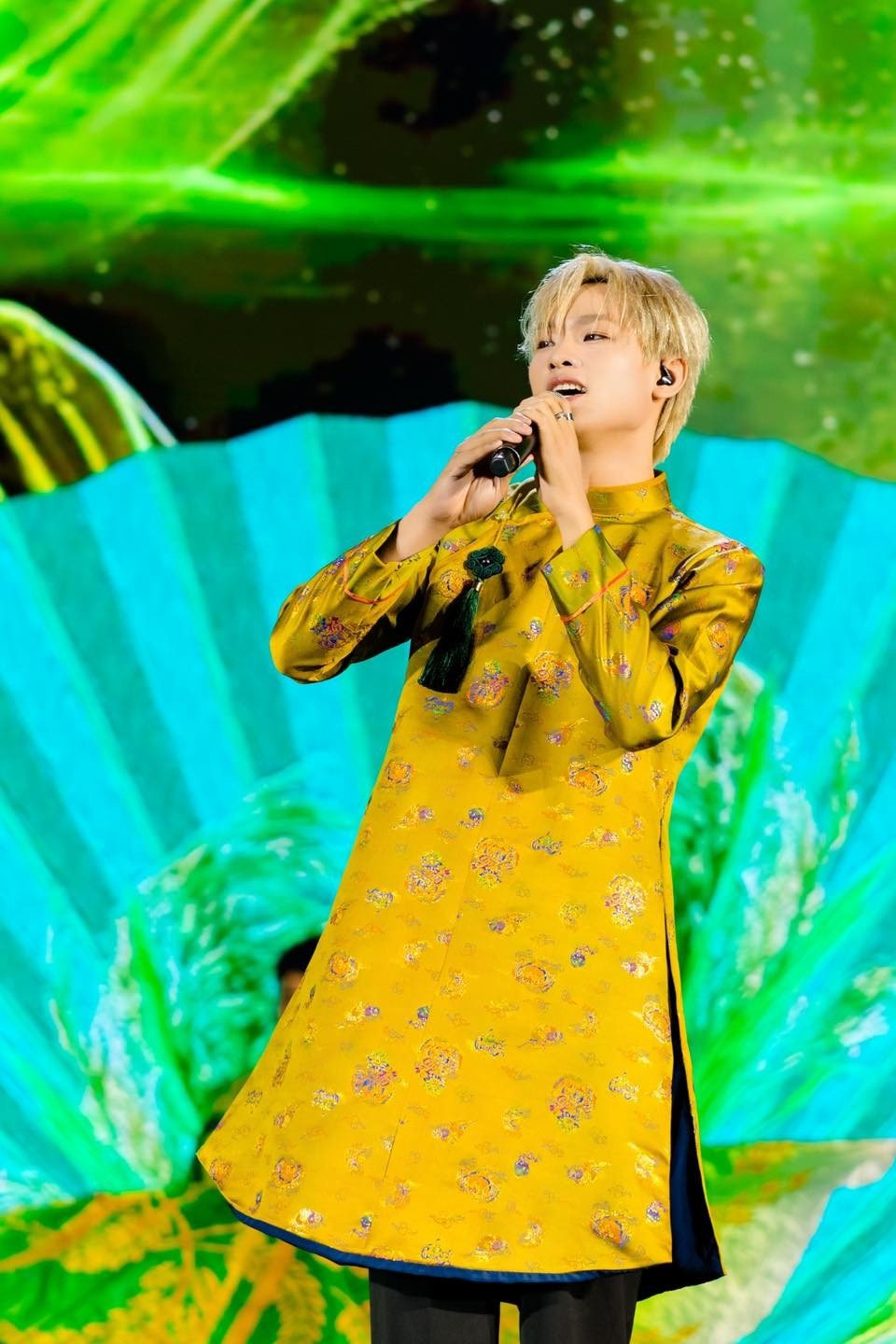 Negav và buitruonglinh (phải) có kết quả bình chọn bám sát nhau, trong khi B Ray đang bứt phá phía sau.