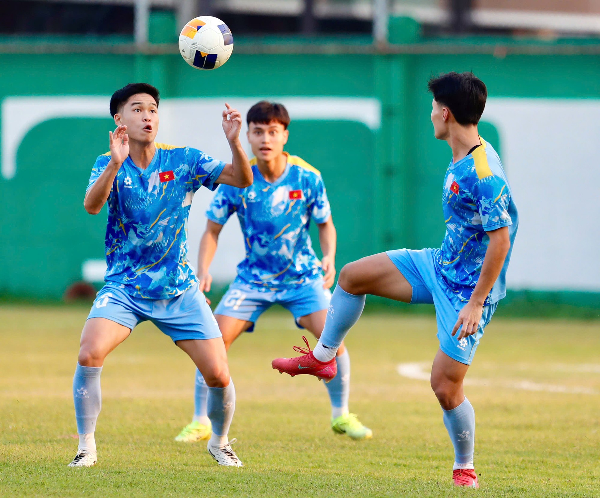 Cũng như các đội tuyển khác, U22 Việt Nam không được tập làm quen sân vận động Rajamangala trước ngày ra quân ở môn bóng đá nam SEA Games 33.