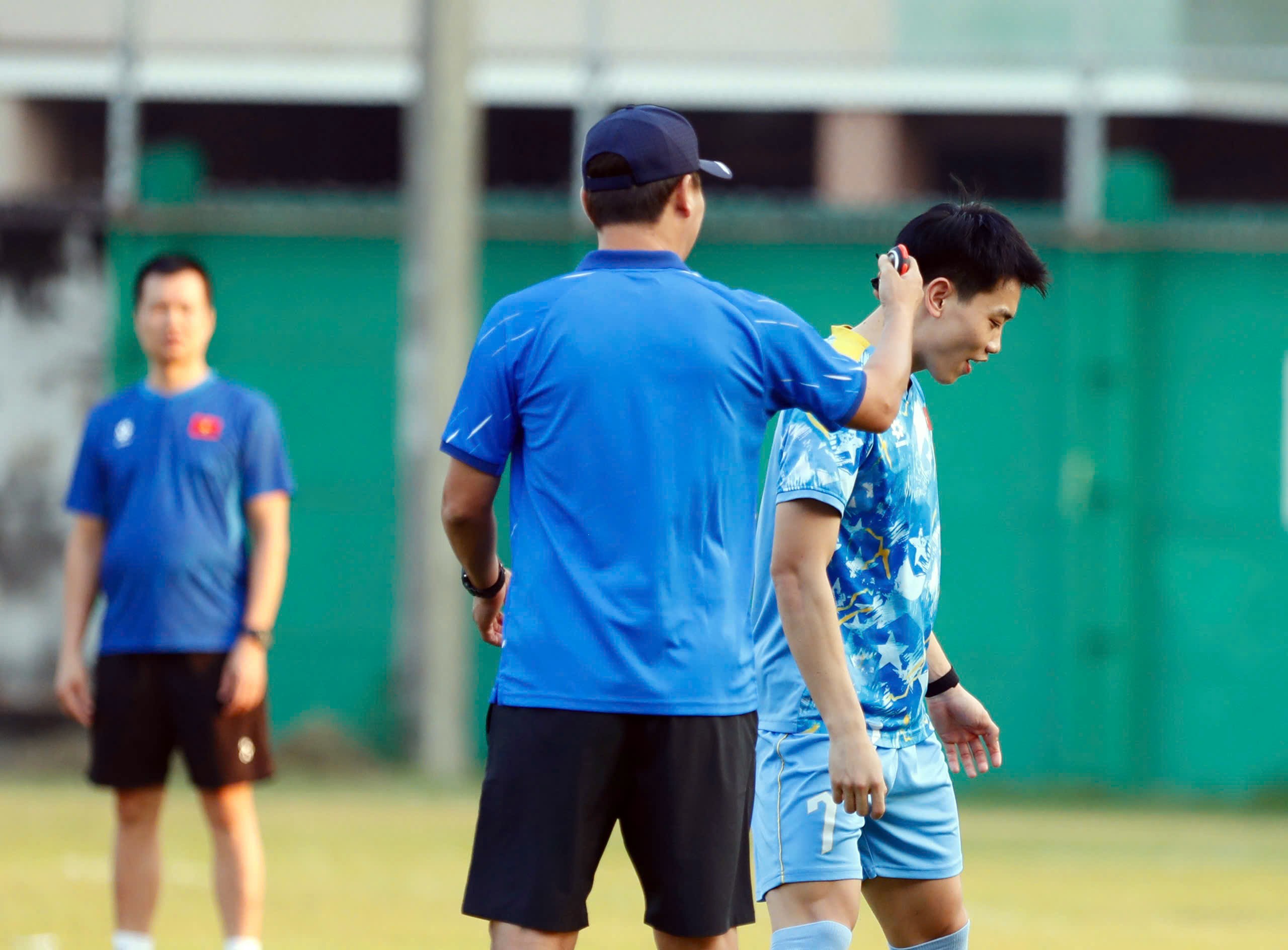 Đình Bắc đã cố gắng phân trần với HLV Kim Sang Sik, nhưng nhà cầm quân người Hàn Quốc vẫn rút trong túi ra một thứ tượng trưng như thẻ phạt đưa về phía tiền đạo của U22 Việt Nam.