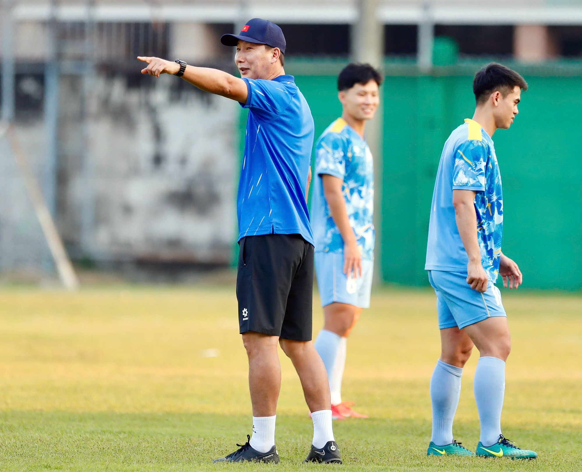 "Xử lý" xong Đình Bắc, ông Kim Sang Sik tiếp tục quay sang "chọc" nhóm cầu thủ U22 Việt Nam khác.
