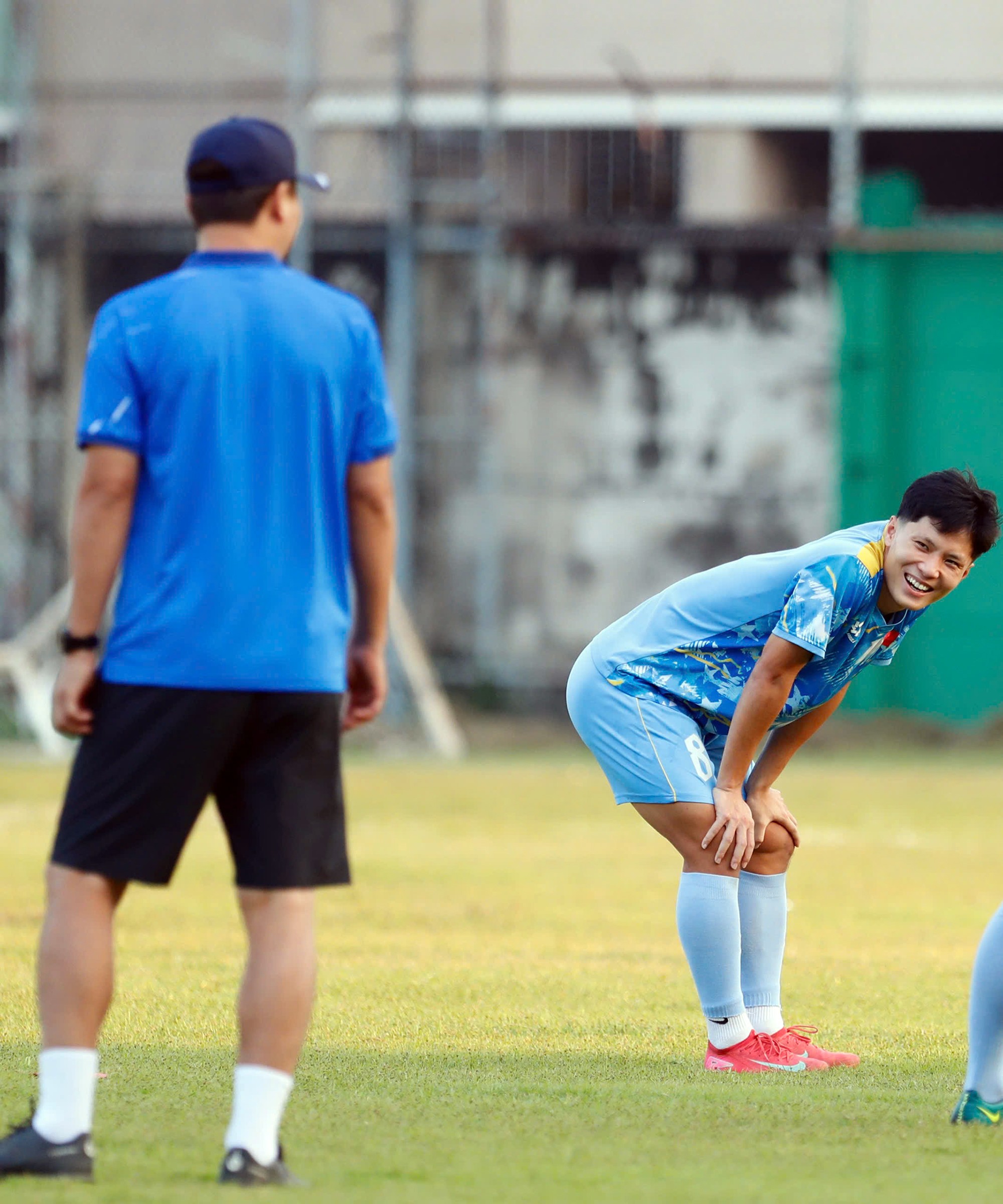 Tình huống thầy Kim phạt thẻ Đình Bắc mang đến bầu không khí khá vui vẻ ở U22 Việt Nam trước trận ra quân ở SEA Games 33.