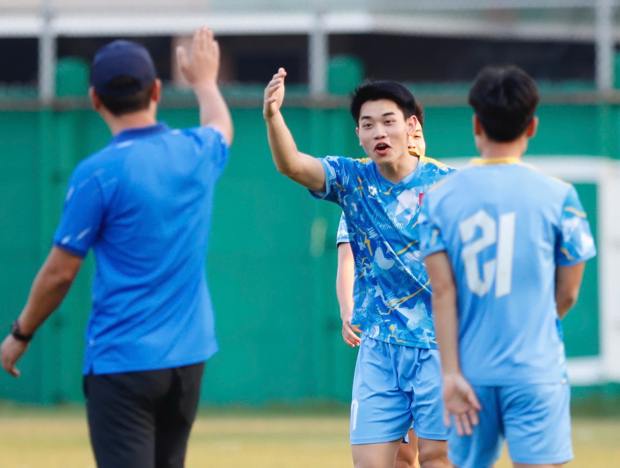 Khi các cầu thủ U22 Việt Nam đang đá "bóng ma", HLV Kim Sang Sik đứng quan sát khá kỹ nhóm của Đình Bắc và lập tức bắt lỗi cầu thủ của Công an Hà Nội.