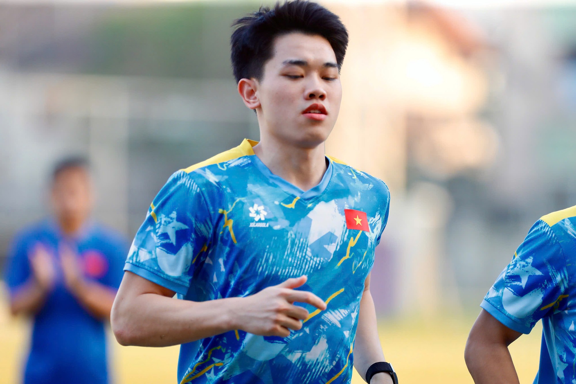 Đình Bắc là cầu thủ được ban huấn luyện cử đại diện U22 Việt Nam trả lời truyền thông trước buổi tập của U22 Việt Nam.