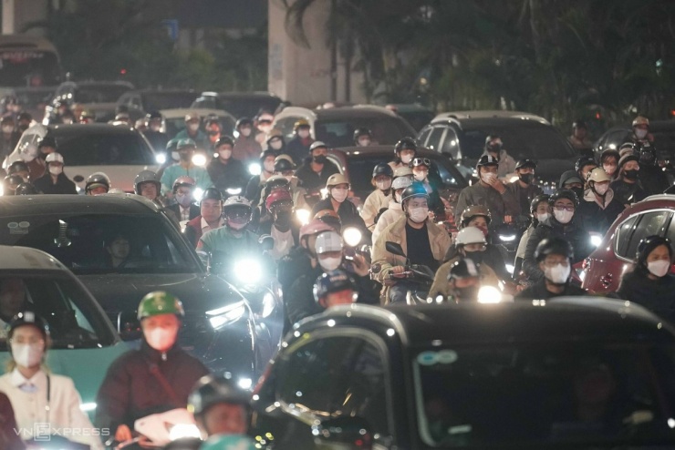 Hà Nội ô nhiễm không khí từ sáng đến đêm - 16