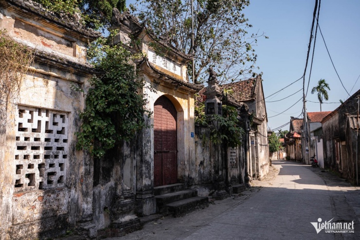 Những chiếc cổng nhà bề thế được xây dựng từ trăm năm trước. Ảnh: Nguyễn Huy