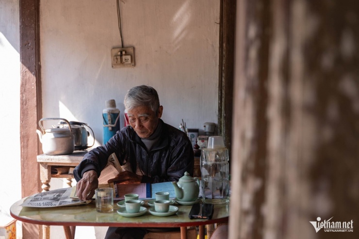 Ông Tứ say mê sưu tầm tư liệu về lịch sử ngôi làng, chia sẻ với con cháu, du khách thập phương. Ảnh: Nguyễn Huy