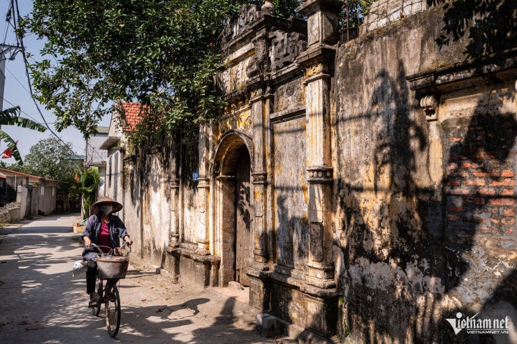 Trước cổng in 3 chữ Hán "Đắc Kỳ Môn" (mang ý nghĩa là chiếc cổng độc đáo tồn tại mãi mãi), trang trí bằng những hình nổi hoa lá, chim thú thể hiện mong cầu phúc, lộc, thọ cho gia chủ. Ảnh: Nguyễn Huy