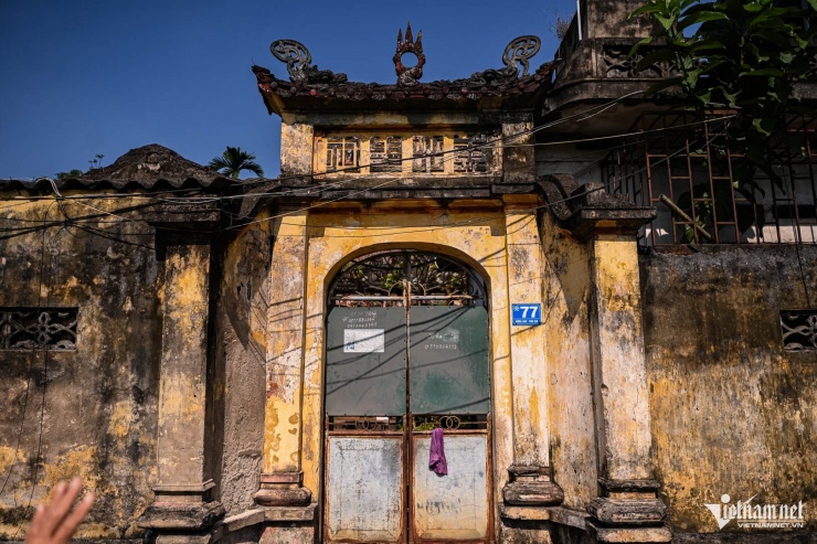 Nhiều căn nhà xuống cấp nhưng chiếc cổng vẫn được con cháu cố gắng giữ gìn. Ảnh: Nguyễn Huy