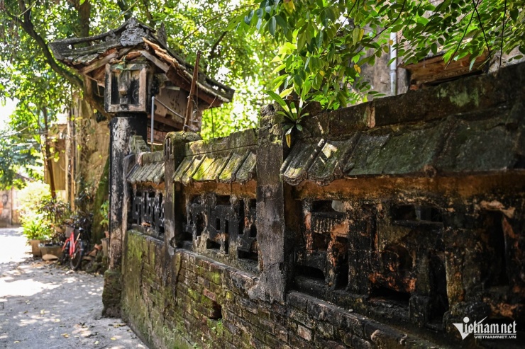 Căn biệt thự đã xuống cấp mà gia chủ không có điều kiện tu bổ vì chi phí quá cao. Ảnh: Nguyễn Huy