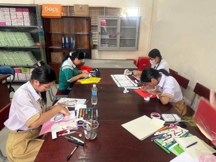 Học sinh Trường THPT Võ Trường Toản (phường Tân Thới Hiệp, TPHCM) tận dụng giờ ra chơi để tham gia các hoạt động ngoại khóa, tránh xa bạo lực.