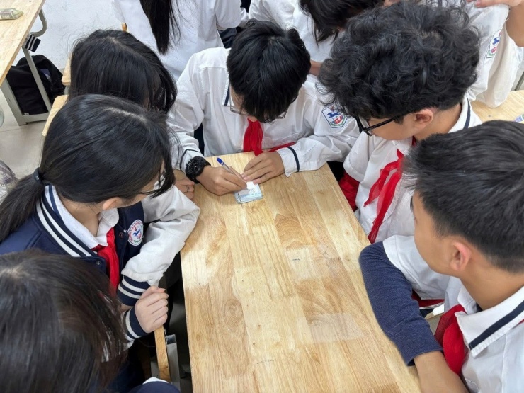 Học sinh học kỹ năng nói không với bạo lực học đường.