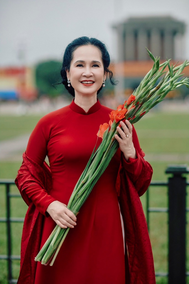 NSND Lan Hương rạng rỡ tuổi 65. 