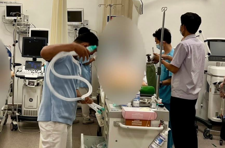 Bác sĩ cấp cứu bệnh nhân nhưng không thành công, người bệnh đã tử vong ngoại viện. Ảnh: BSCC.