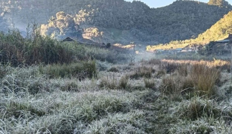 Băng giá xuất hiện ở xã biên giới Na Ngoi.