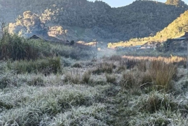 Sương mù phủ trắng quốc lộ, băng giá xuất hiện ở vùng biên Nghệ An