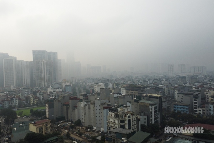 Tòa nhà cao tầng 'biến mất' sau lớp mù dày đặc - 1