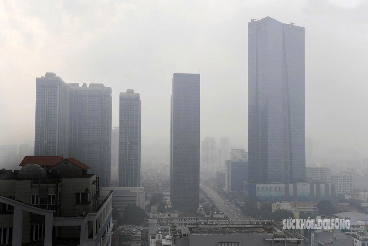 Tòa nhà cao tầng 'biến mất' sau lớp mù dày đặc - 8