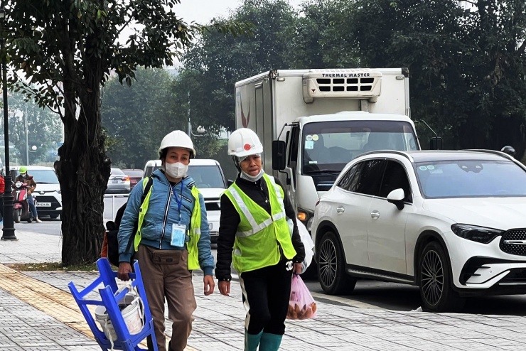 Tòa nhà cao tầng 'biến mất' sau lớp mù dày đặc - 9