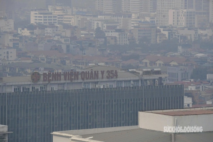 Tòa nhà cao tầng 'biến mất' sau lớp mù dày đặc - 11