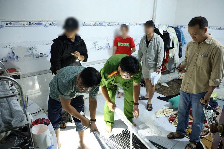 Khám xét nơi ở các đối tượng.