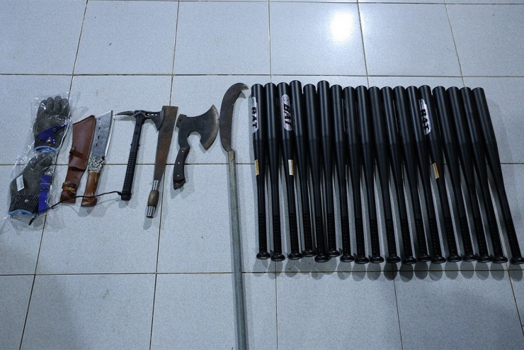 Công an thu giữ nhiều hung khí nguy hiểm. Ảnh: Tiến Tầm.