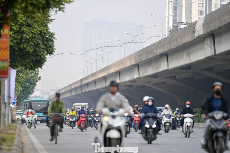 Bụi mù bao phủ Thủ đô: Người Hà Nội vật lộn đối phó với cảnh ‘mắt cay, thở khó’ - 4
