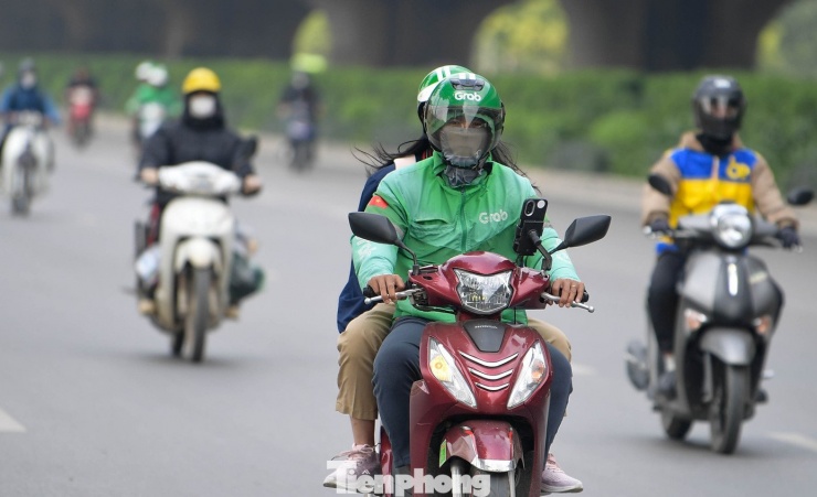 Bụi mù bao phủ Thủ đô: Người Hà Nội vật lộn đối phó với cảnh ‘mắt cay, thở khó’ - 10