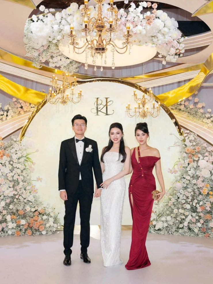 Hôm 29/11, Tiên Nguyễn đến tham dự tiệc cưới của thiếu gia Phan Hoàng và tiểu thư Ruby Nguyễn. Con gái của 'vua hàng hiệu' Johnathan Hạnh Nguyễn chọn diện bộ đầm đỏ rực, thiết kế ôm sát để khoe hình thể.